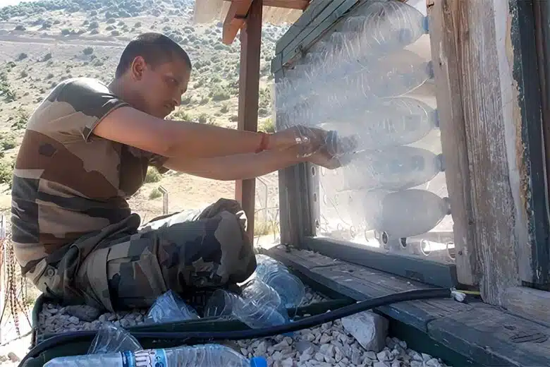 Un casque ble de la FINUL fabrique un Eco Cooler à l'aide de bouteilles en plastique.