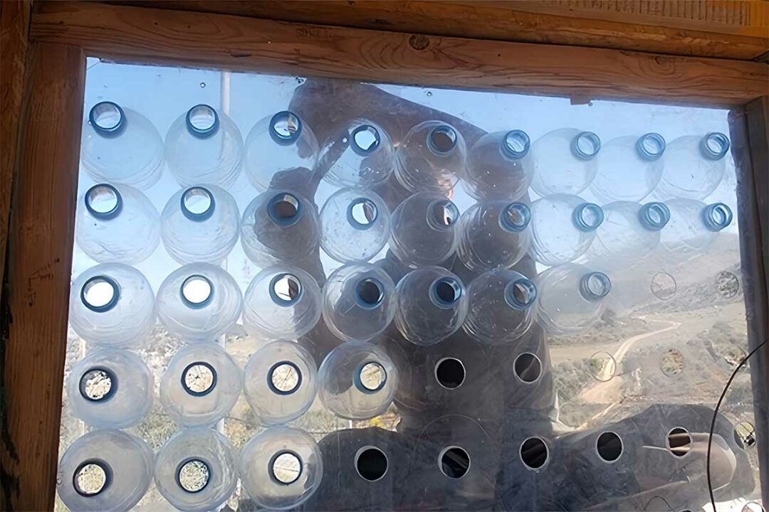 Une climatisation low tech à partir de bouteilles en plastique.