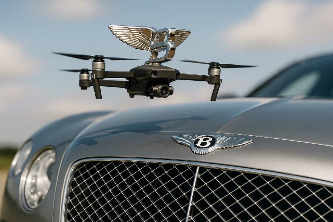 Un ingénieur crée un drone avec l'insigne de Bentley le Flying B.