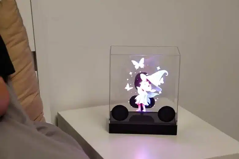 Une enceinte capable de diffuser du son et des images holographiques.