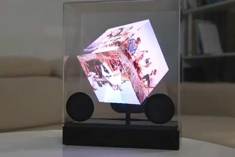 Une enceinte qui permet de diffuser des images, animations et photos à l'aide d'un procédé holographique.