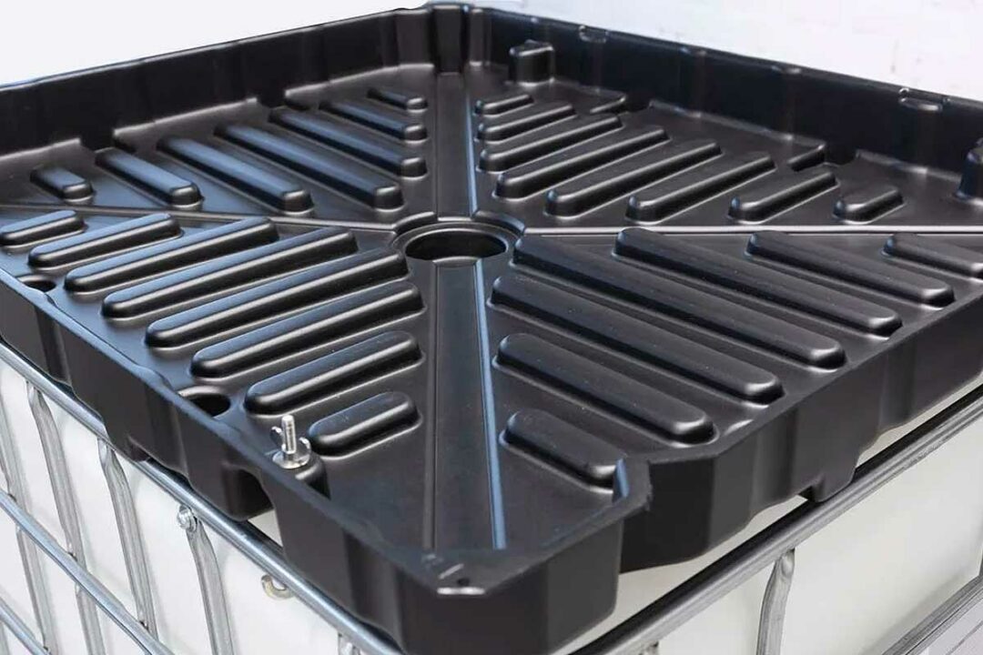 Un collecteur d'eau de pluie de grande taille qui couvre toute la cuve IBC.