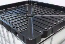 Un collecteur d'eau de pluie de grande taille qui couvre toute la cuve IBC.