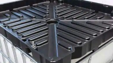 Un collecteur d'eau de pluie de grande taille qui couvre toute la cuve IBC.