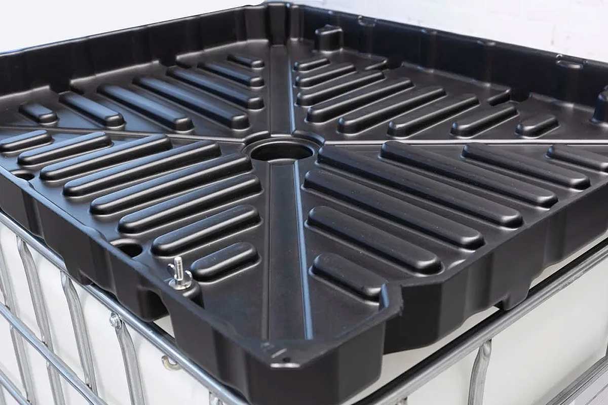 Un collecteur d'eau de pluie de grande taille qui couvre toute la cuve IBC.