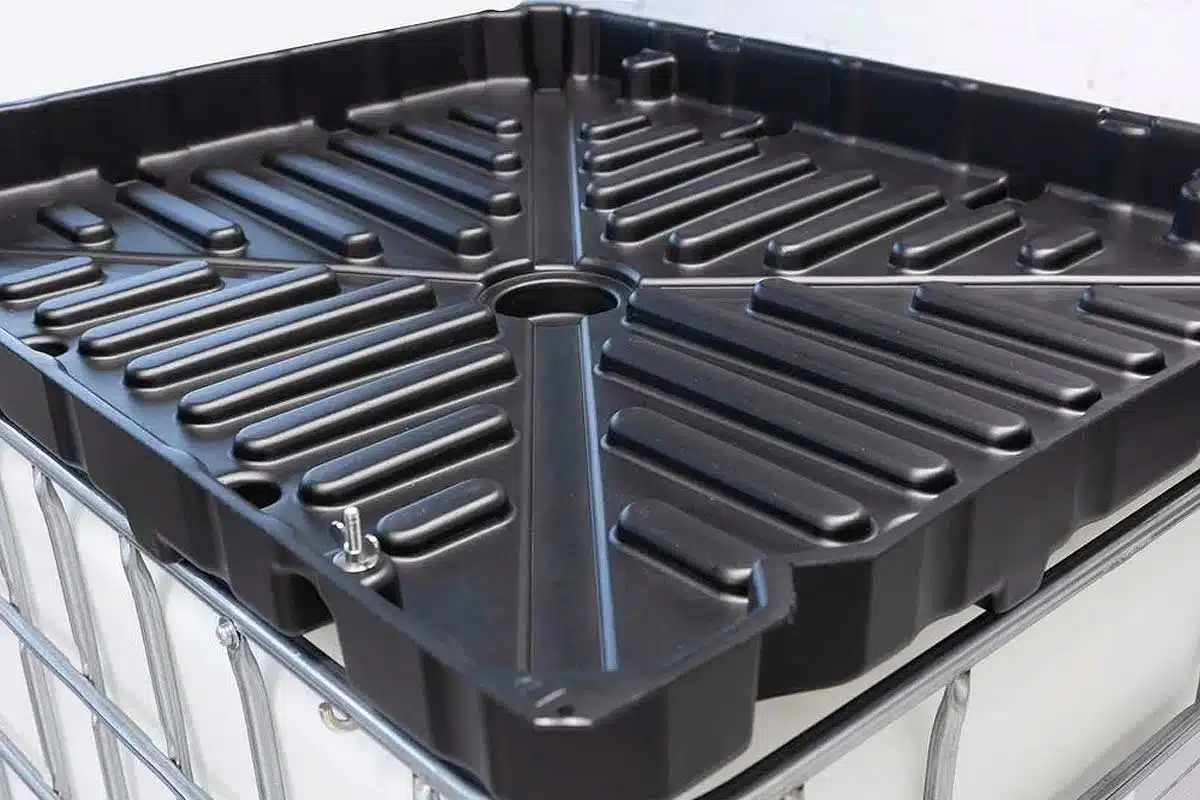 Un collecteur d'eau de pluie de grande taille qui couvre toute la cuve IBC.