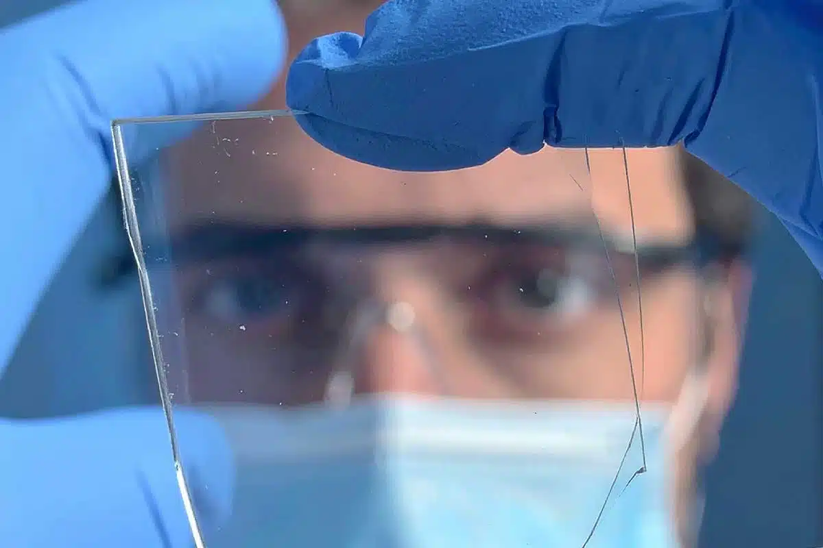 Des chercheurs inventent un verre qui retient la chaleur et qui est anti éblouissement.