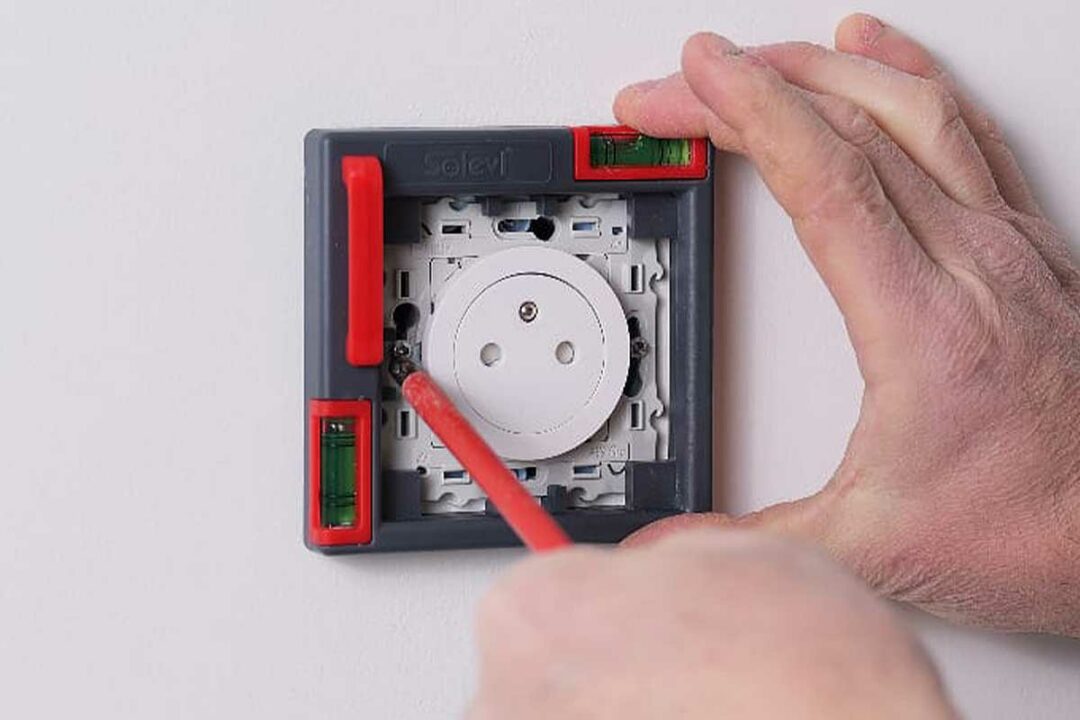 Un gabarit pour installer des prises et des interrupteurs.
