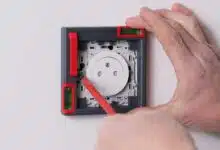 Un gabarit pour installer des prises et des interrupteurs.