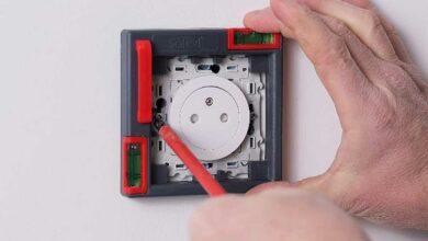 Un gabarit pour installer des prises et des interrupteurs.