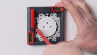 Un gabarit pour installer des prises et des interrupteurs.