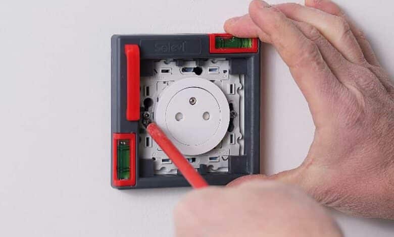 Un gabarit pour installer des prises et des interrupteurs.