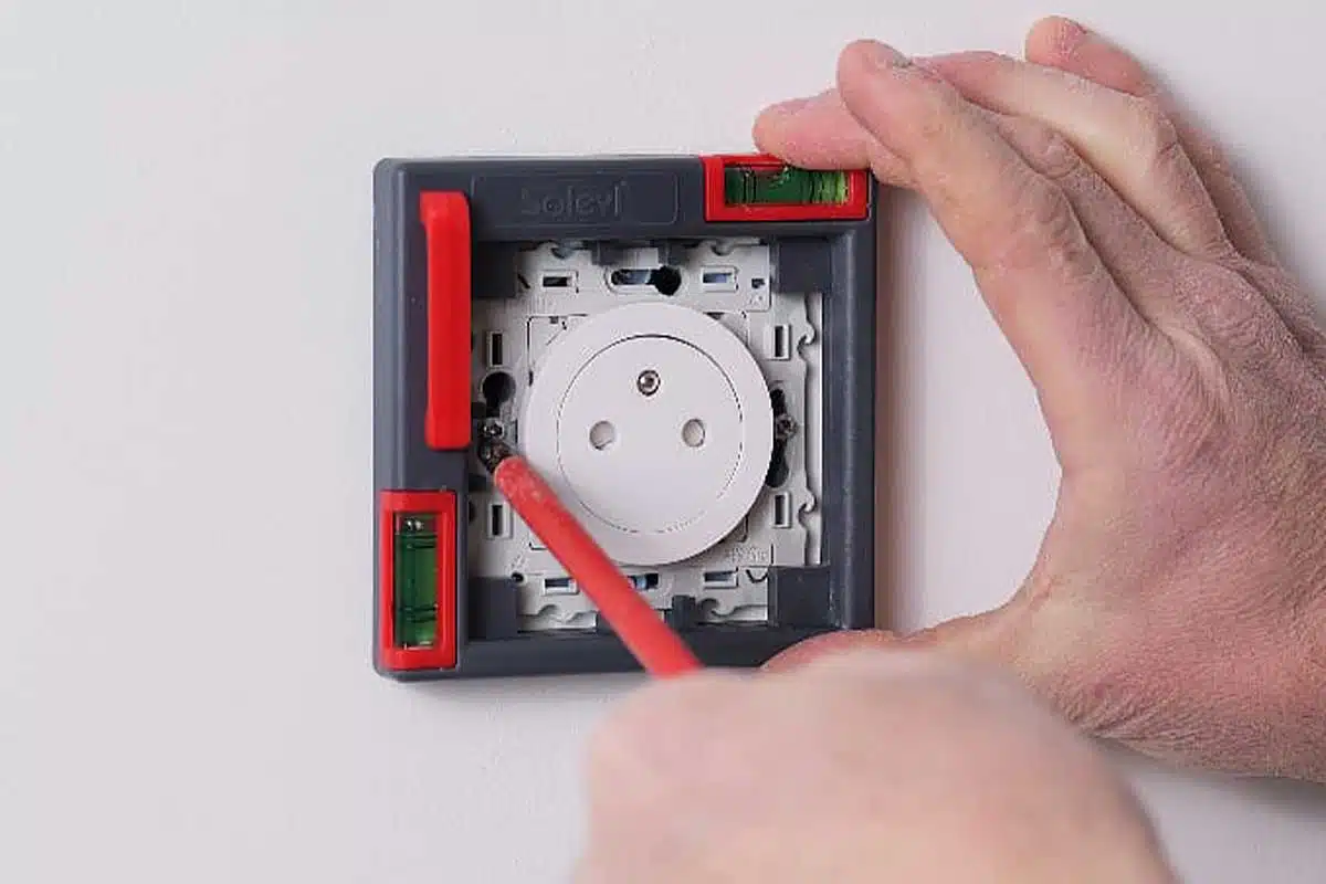 Un gabarit pour installer des prises et des interrupteurs.