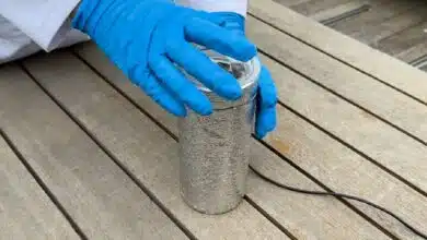 L'invention d'un dispositif spongieux capable de produire de l’eau potable à partir de l’air ambiant.