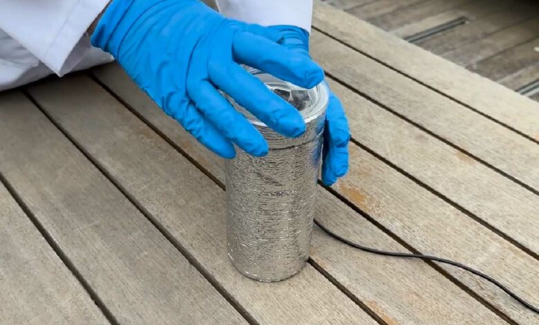L'invention d'un dispositif spongieux capable de produire de l’eau potable à partir de l’air ambiant.