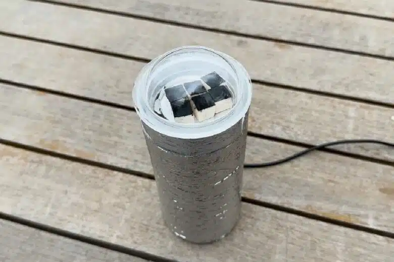 Le matériau composite à base de bois absorbe l’humidité de l’air ambiant.