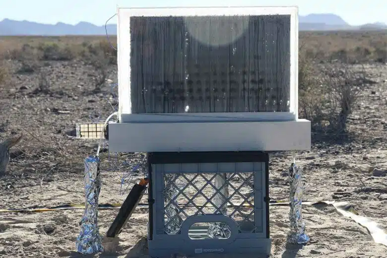 Le système de récupérateur d'eau atmosphérique à base d'hydrogel noir lors de tests en Californie.