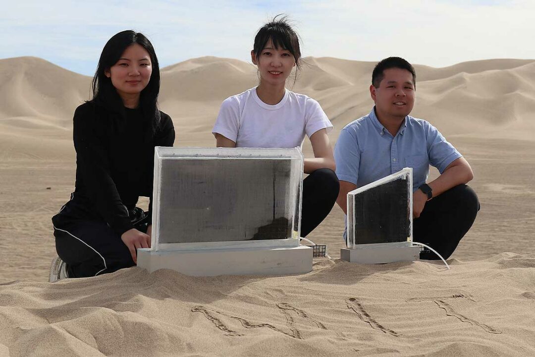 L'équipe de recherche du MIT (de gauche à droite), Shucong Li, « Will » Chang Liu et Xiao-Yun Yan et leurs récupérateurs d'eau passifs.