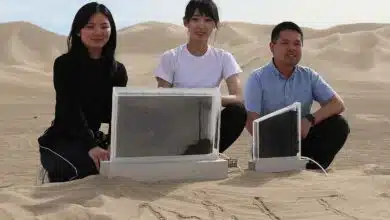 L'équipe de recherche du MIT (de gauche à droite), Shucong Li, « Will » Chang Liu et Xiao-Yun Yan et leurs récupérateurs d'eau passifs.