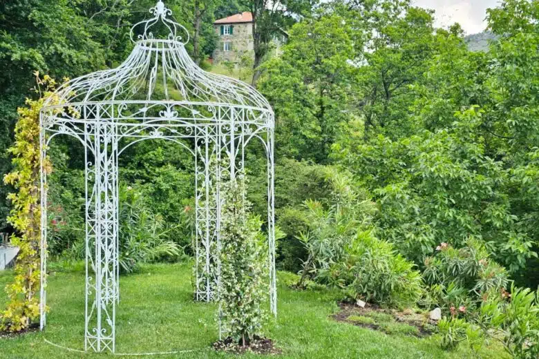 Une gloriette en fer forgé.