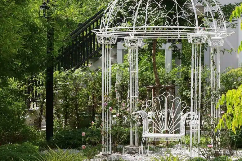 Une gloriette dans le jardin.