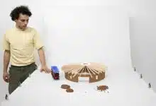 Johann Leonhard Ebert un étudiant allemand devant la maquette 1/30 d'une structure en argile concue par une imprimante 3D.