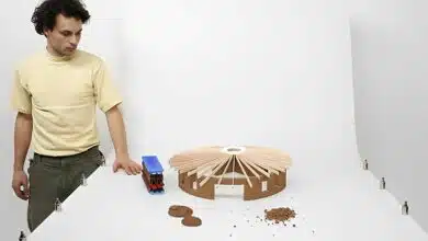 Johann Leonhard Ebert un étudiant allemand devant la maquette 1/30 d'une structure en argile concue par une imprimante 3D.