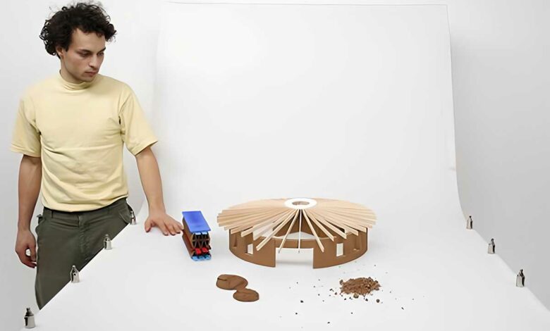 Johann Leonhard Ebert un étudiant allemand devant la maquette 1/30 d'une structure en argile concue par une imprimante 3D.