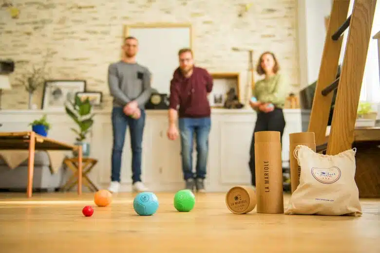 Un jeu de pétanque d'intérieur.