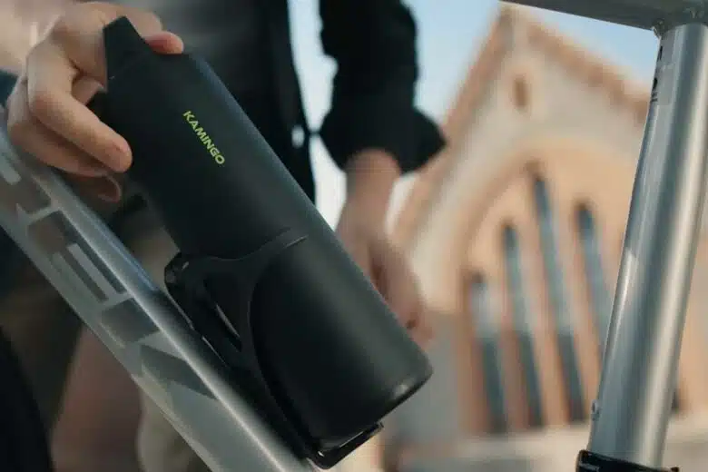La batterie du kit de conversion s'installe dans un porte-bidon.