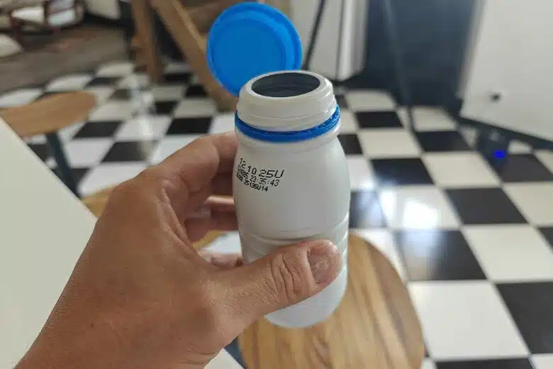 Le lait contient des protéines et nutriments ce qui fait que le corps ne l'élimine pas aussi vite que de l'eau.