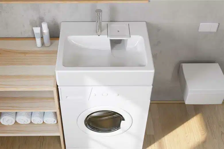 Un lavabo qui s'installe au-dessus du lave-linge, une idée astucieuse pour les petites salles de bains.