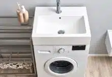 Un lavabo qui s'intègre parfaitement sur un lave-linge, idéal pour les petites salles de bains.