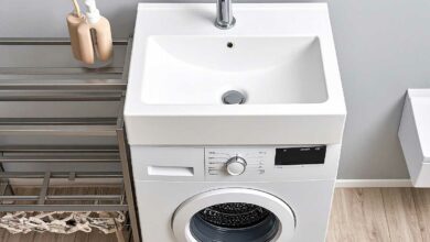 Un lavabo qui s'intègre parfaitement sur un lave-linge, idéal pour les petites salles de bains.