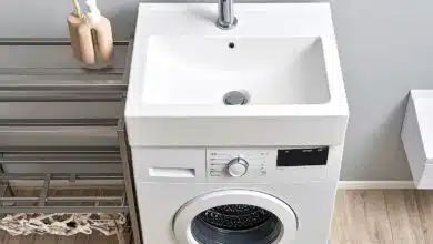 Un lavabo qui s'intègre parfaitement sur un lave-linge, idéal pour les petites salles de bains.