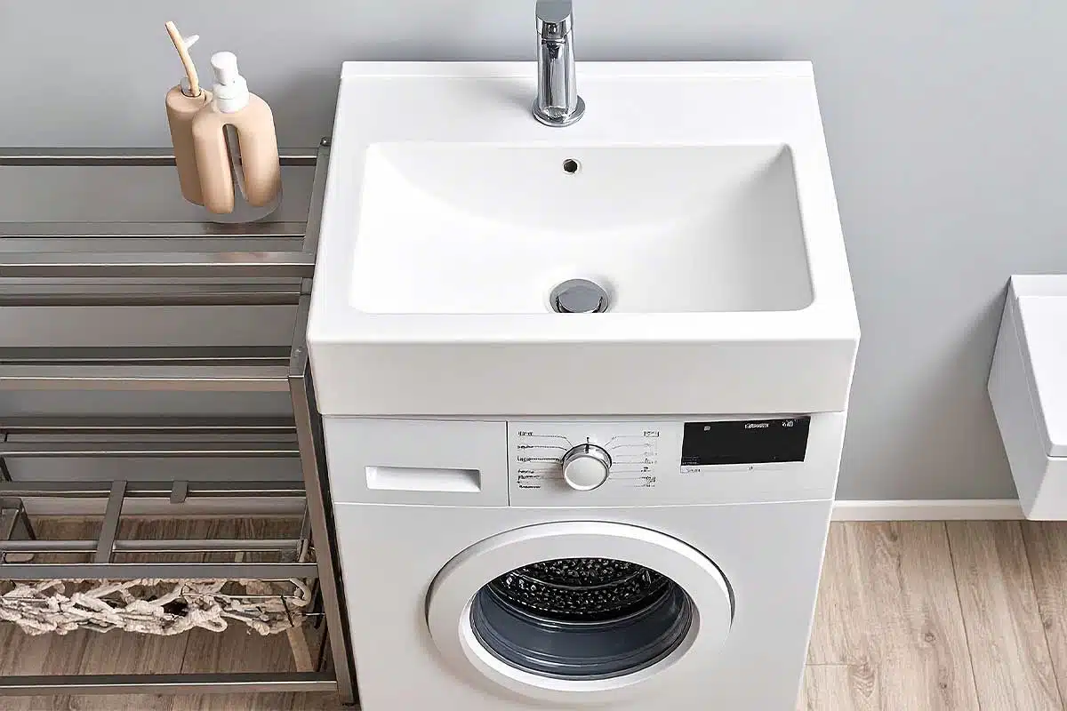 Un lavabo qui s'intègre parfaitement sur un lave-linge, idéal pour les petites salles de bains.