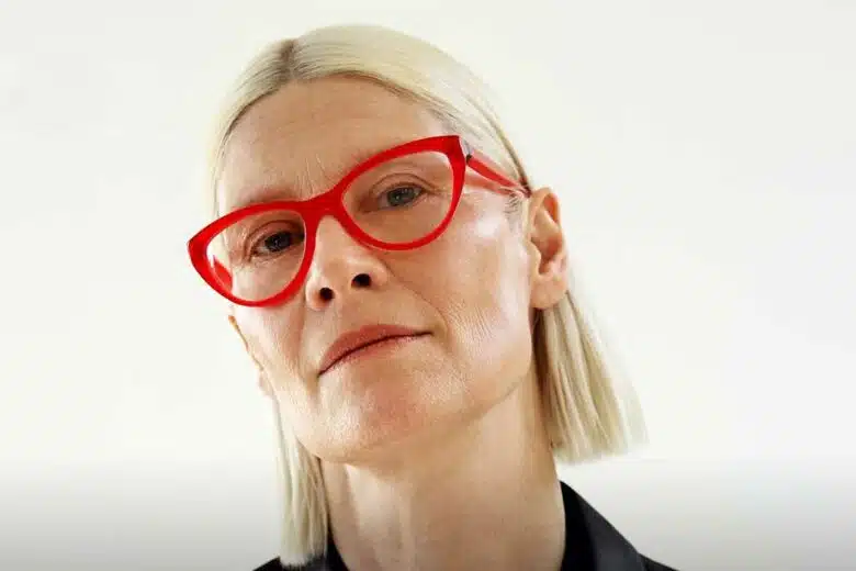 Une femme portant des lunettes autofocus IXI.