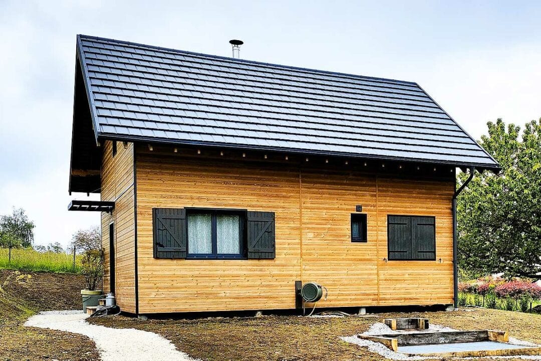 Une petite maison en bois.