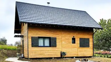 Une petite maison en bois.