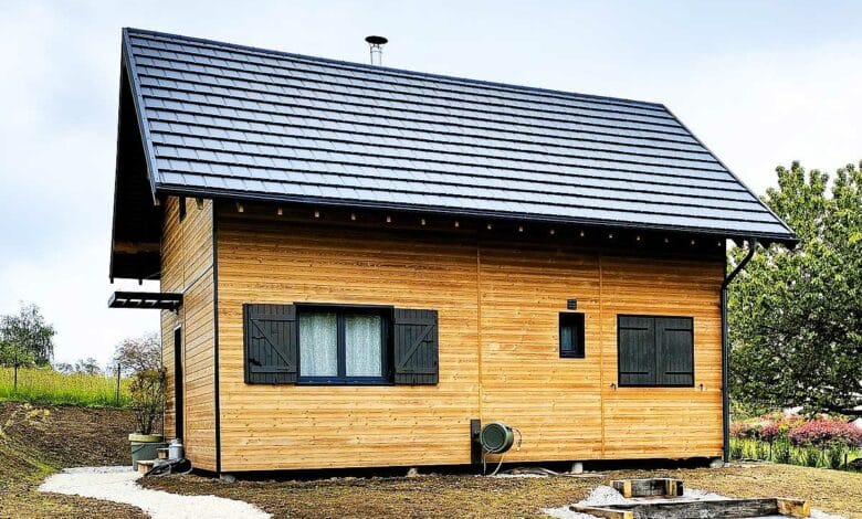 Une petite maison en bois.