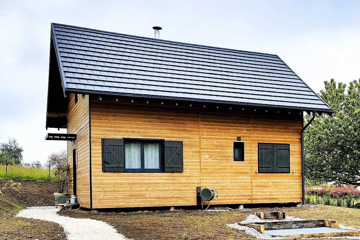Une petite maison en bois.