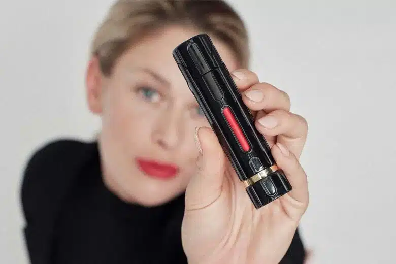 Une femme montre son rouge à lèvres.