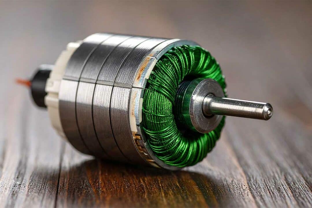 Un moteur électrique miniature sans bobine de cuivre