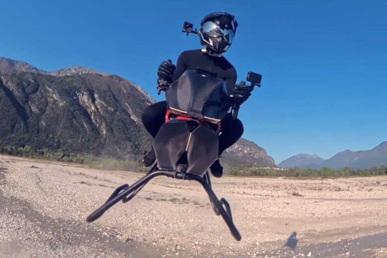 Allons-nous voir débarquer cette moto volante sur le marché prochainement ? Crédit photo : Volonaut (capture d'écran vidéo YouTube)