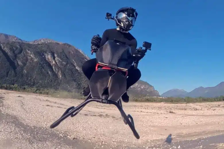 Allons-nous voir débarquer cette moto volante sur le marché prochainement ? Crédit photo : Volonaut (capture d'écran vidéo YouTube)
