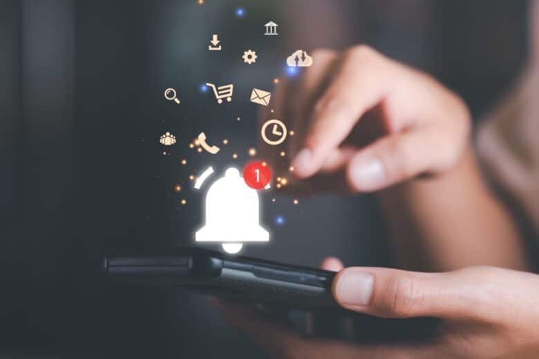 De nombreuses alertes et notifications sur le téléphone.