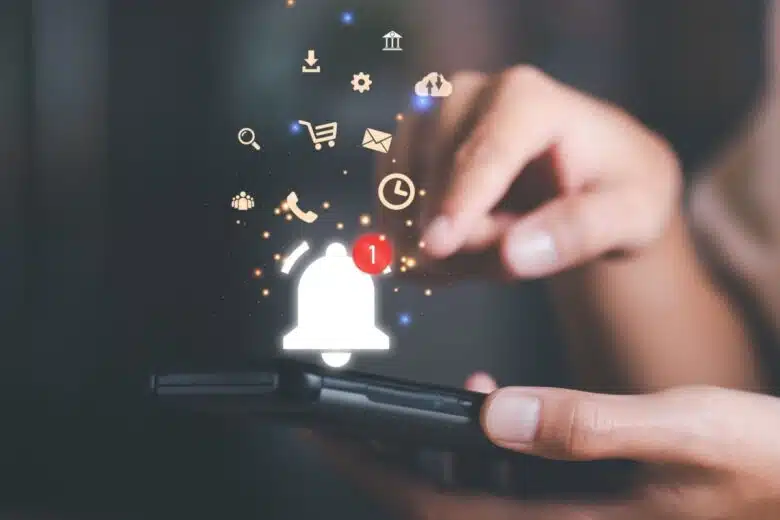 De nombreuses alertes et notifications sur le téléphone.
