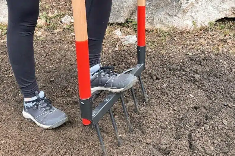 Utilisation d'une grelinette au potager. 