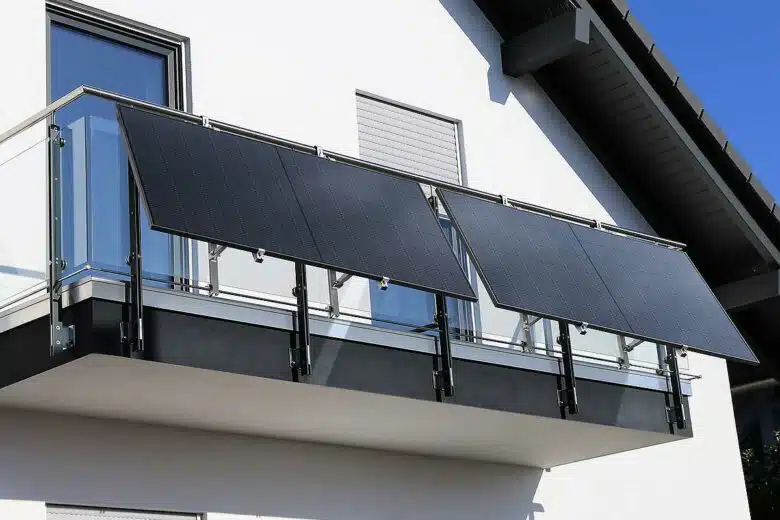 Un balcon équipé de panneaux solaires.