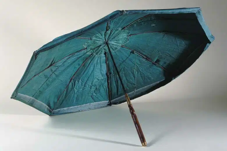 Un modèle de parapluie pliable d'époque.